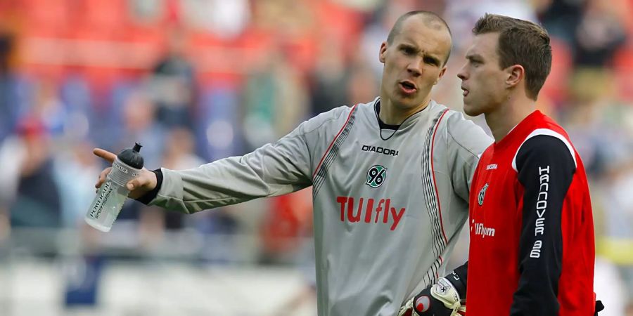 Der damalige Hannoveraner Tormann Robert Enke (l) und sein damaliger Teamkollege Hanno Balitsch gehen nach einem Spiel vom Platz.