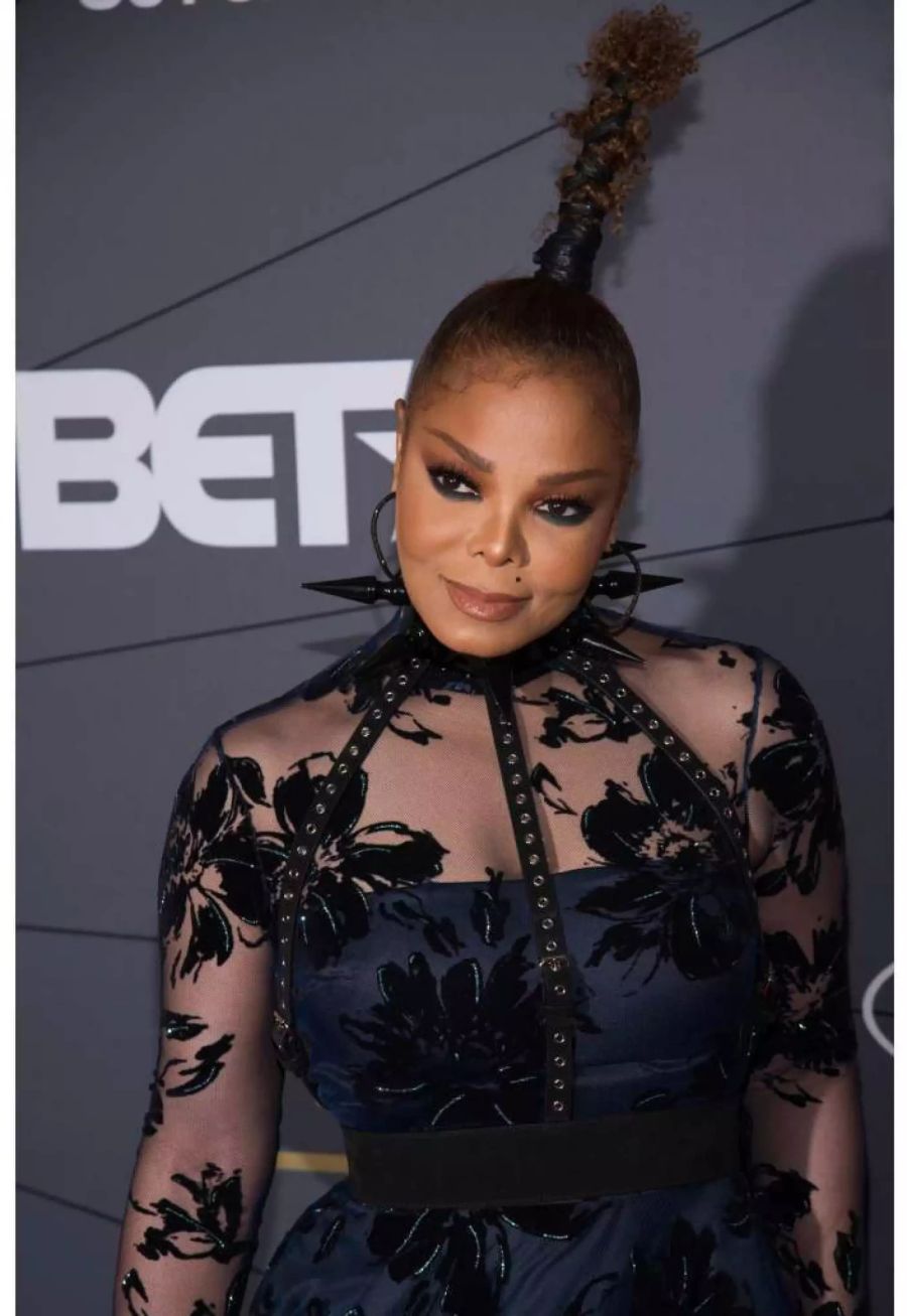 Janet Jackson trägt bei ihrem Auftritt an den Black Girls Rock-Awards das Schweizer Label Yvy.