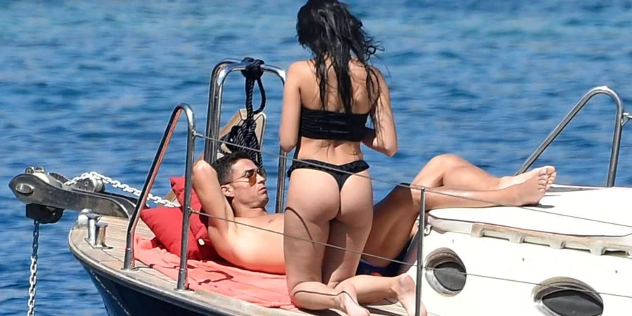 Cristiano Ronaldo und seine Freundin Georgina Rodriguez sünnelen auf eine Jacht vor Sardinien.