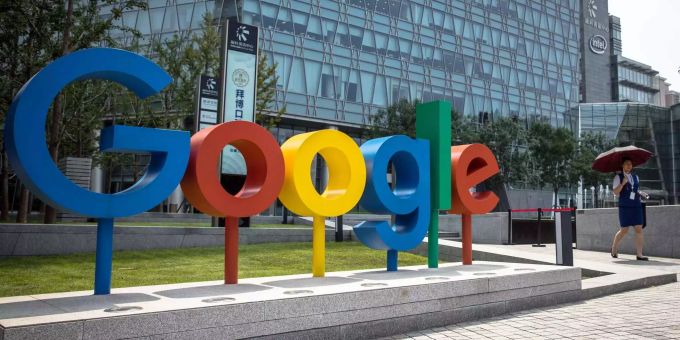 Eine Frau läuft neben dem Google Logo nahe des Google Büros in Peking vorbei. Eine Frau läuft neben dem Google Logo nahe des Google Büros in Peking vorbei.