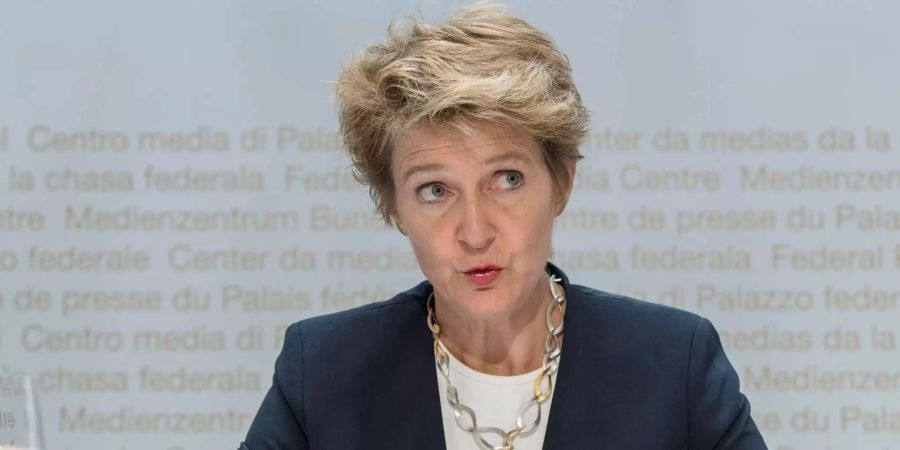 Bundesrätin Simonetta Sommaruga verzieht bei einer Pressekonferenz eine Grimasse.