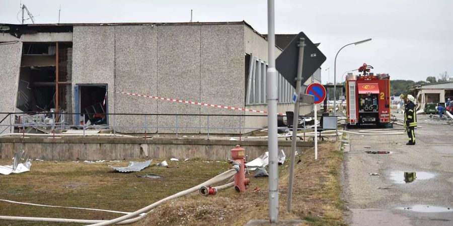 Nach einer Explosion mit anschliessendem Brand auf einem Raffineriegelände von Bayernoil nahe Ingolstadt stehen Feuerwehrleute im Einsatz.