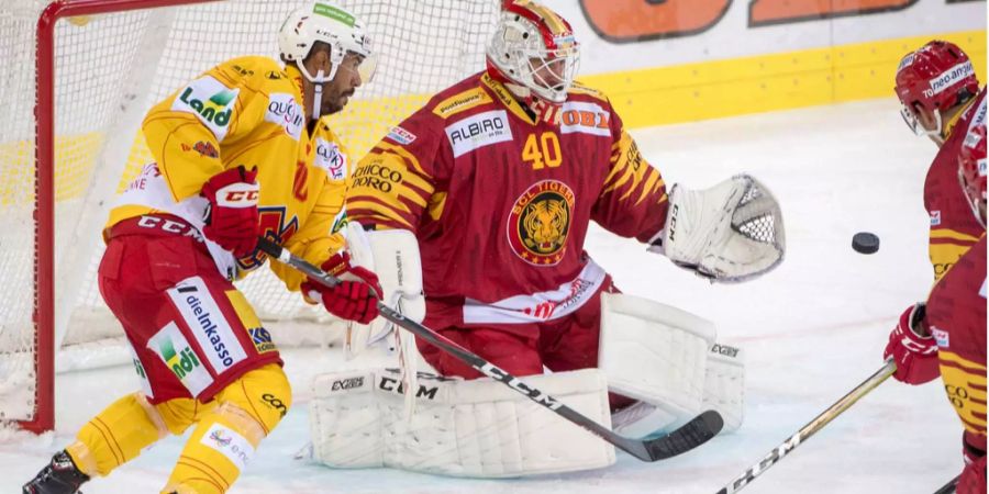 Robbie Earl (links, EHC Biel) versucht gegen Damiano Ciaccio (SCL Tigers) ein Tor zu erzielen.