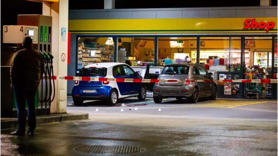 Anschliessend verletzte er auch noch mehrere Personen in der Agrola-Tankstelle in Flums.