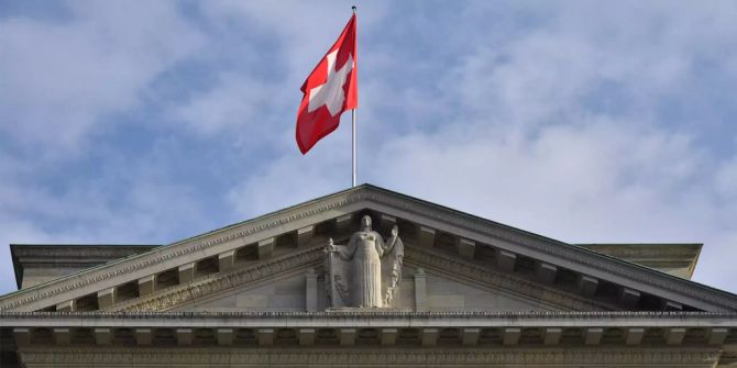 Die Flagge der Schweiz weht über das Bundesgericht.