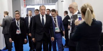 ergej Lawrow (M), Aussenminister von Russland, geht zu einem Treffen des Ständigen Rates der Organisation für Sicherheit und Zusammenarbeit in Europa (OSZE).