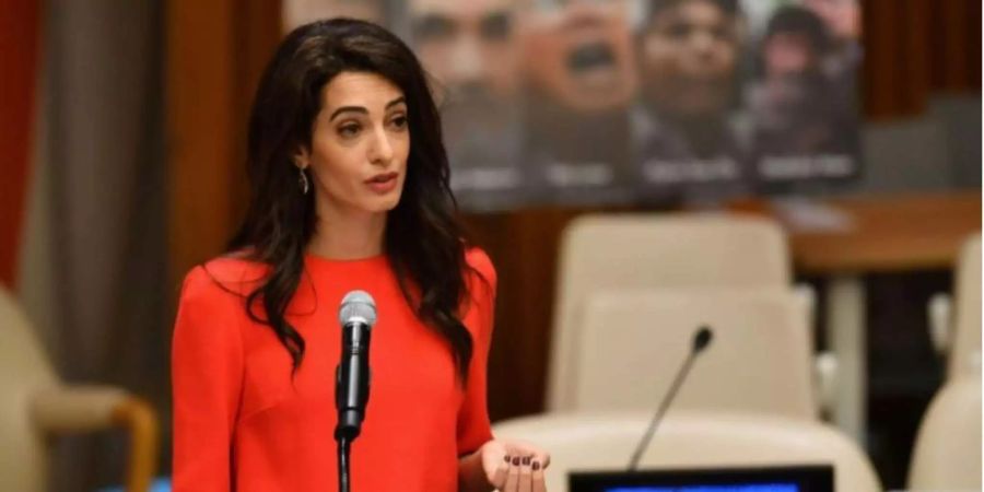 Menschenrechtsjuristin Amal Clooney hält eine Rede.