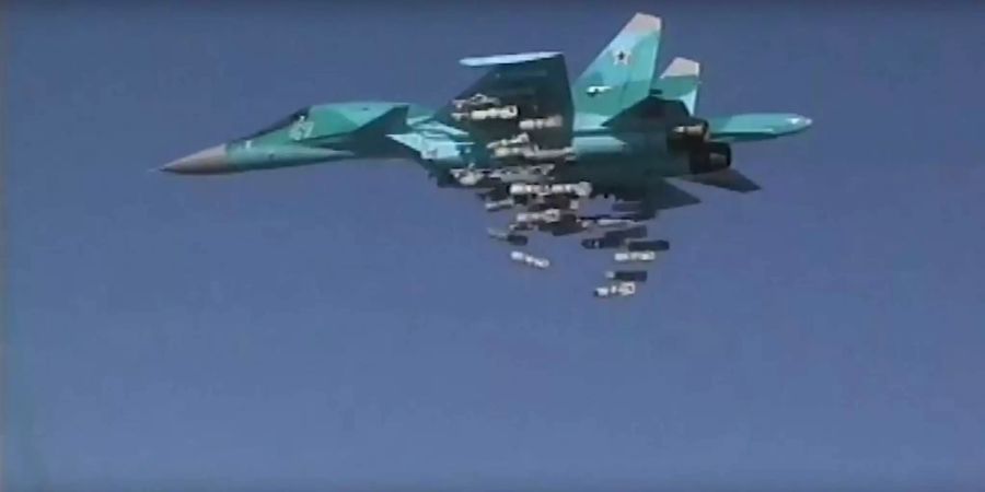 Das vom russischen Verteidigungsministerium veröffentlichte Foto zeigt einen russischen Silhoi Su-34-Bomber, wie er Raketen auf IS-Ziele in der Deir ez-Zor-Provinz nordöstlich von Damaskus abfeuert.