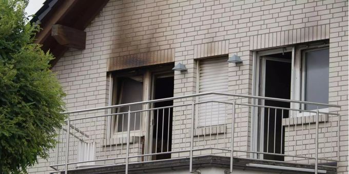 In diesem Einfamilienhaus in Mörlenbach (D) sind am Freitagmorgen bei einem Brand zwei tote Kinder geborgen worden.