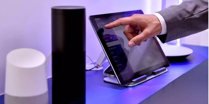 Die Lautsprecher Google Assistant und Amazon Echo stehen auf der Messe IFA in Berlin. Die Lautsprecher Google Assistant und Amazon Echo stehen auf der Messe IFA in Berlin.