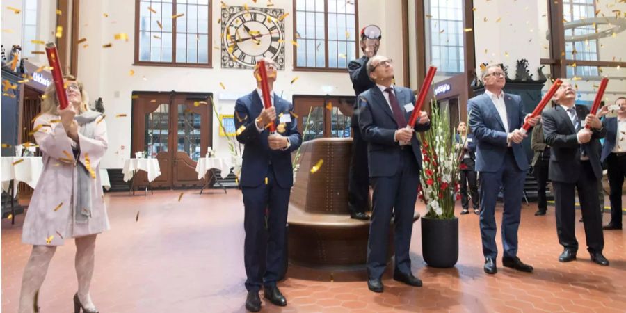 St. Galler Stadträtin Maria Pappa, Stadtpräsident Thomas Scheitlin, Regierungsrat Bruno Damann, SBB-CEO Andreas Meye und Toni Häne, Leiter Personenverkehr SBB, von links, feiern die offizielle Einweihung des neu gestalteten Bahnhofs St. Gallen mit Konfetti-Schleudern.