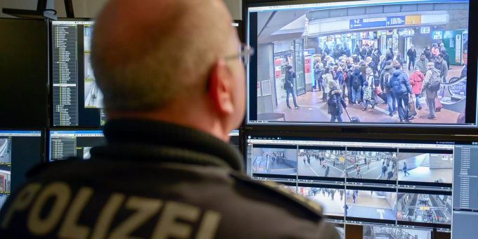 Ein Beamter der Bundespolizei arbeitet an einem Videoarbeitsplatz, auf dessen Monitoren Live-Bilder von Überwachungskameras am Hamburger Hauptbahnhof zu sehen sind. Coronavirus