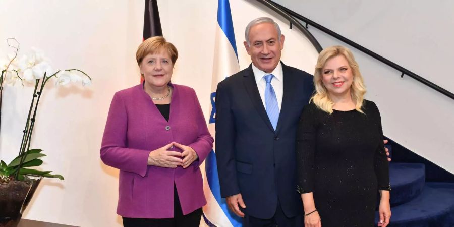 Benjamin Netanjahu (M), Ministerpräsident von Israel, und seine Frau Sara (r)  treffen sich mit Angela Merkel, Bundeskanzlerin von Deutschland, in der Residenz des Premierministers.