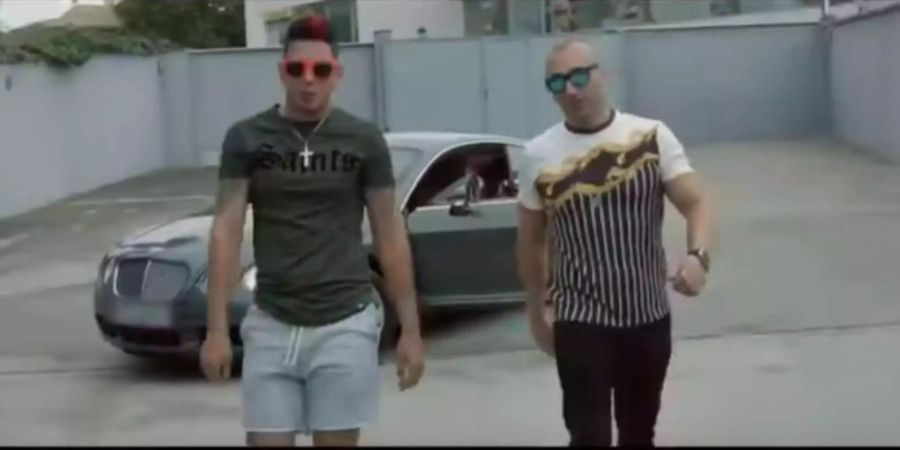 Sänger Clase A (links) und Francisco Tejón (rechts) vor einem Bentley im Musikvideo «Candela».