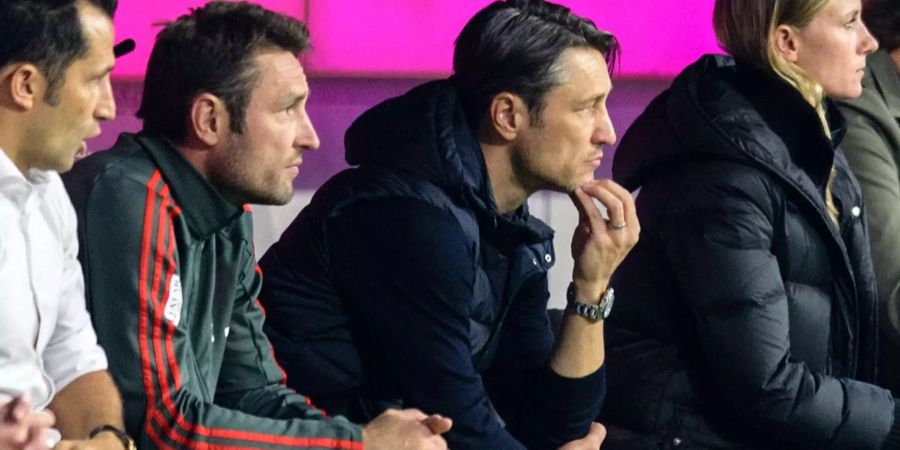 Hasan Salihamidzic, Sportdirektor von FC Bayern (l-r), Co-Trainer Robert Kovac und Niko Kovac, Trainer vom FC Bayern München, beobachten das Spielgeschehen von der Bank