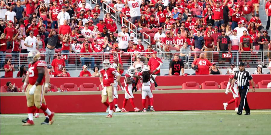 Gegen die schwachen Cardinals schlagen sich die San Francisco 49ers selbst. Obwohl sie eigentlich das bessere Team sind, verlieren sie aufgrund der fünf Ballverluste die Partie mit 18:28. Beide Teams haben damit nach fünf Spielen einen Sieg auf dem Konto. Gegen Aaron Rodgers und die Packers darf sich San Francisco nächste Woche diese Fehler nicht mehr erlauben, sonst verlieren die 49ers erneut.