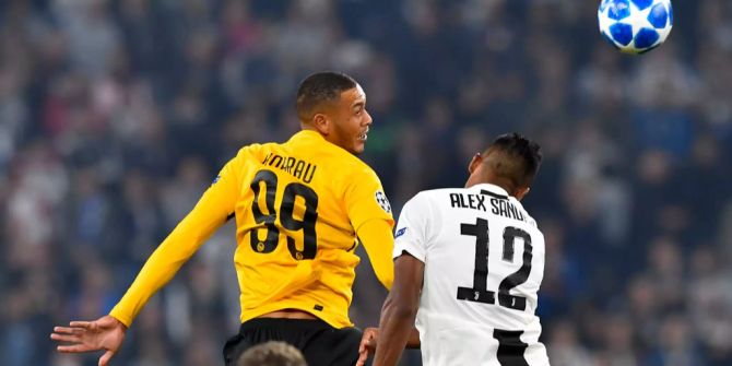 Guillaume Hoarau und Alex Sandro springen im Kopfballduell beim Spiel Juventus Turin gegen BSC YB am 2. Oktober 2018.