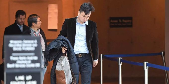 Liu Xiaozong, Ehemann der Huawei-Finanzchefin Meng Wanzhou, verlässt nach der Kautionsanhörung seiner Frau ein Gerichtsgebäude. Liu Xiaozong, Ehemann der Huawei-Finanzchefin Meng Wanzhou, verlässt nach der Kautionsanhörung seiner Frau ein Gerichtsgebäude.