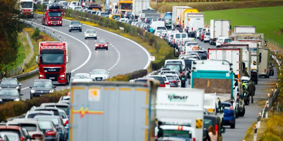 Unzählige Fahrzeuge stehen auf der Autobahn im Stau.