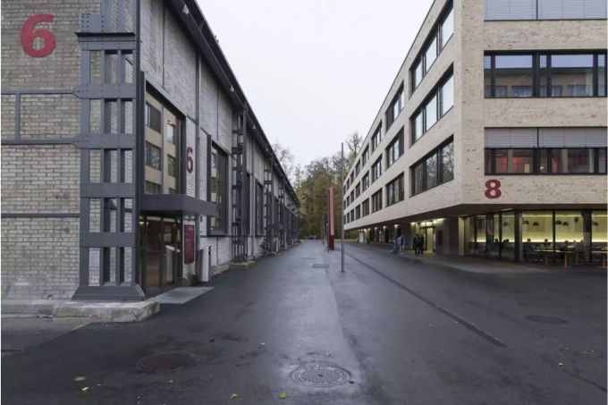Zwei Gebäude auf dem Von-Roll-Areal in Bern im April 2013 - Keystone vonRoll-Areal