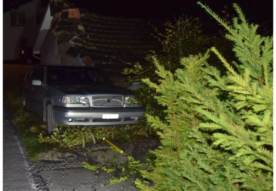 Verunfalltes silbernes Auto mit dem Heck in einer Garage - zvg Kantonspolizei Appenzell Ausserrhoden