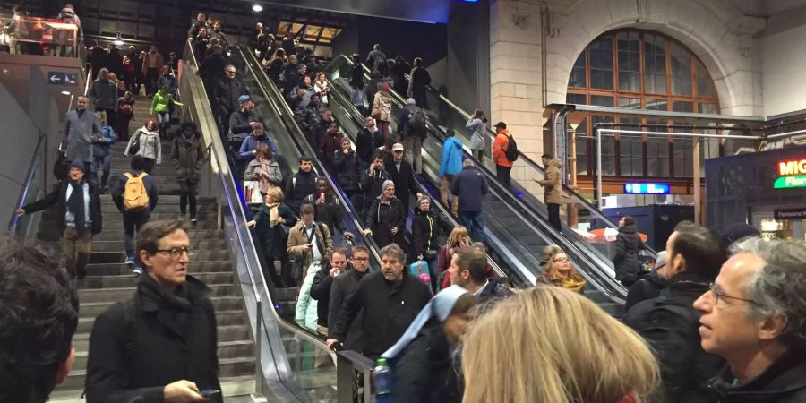 Menschenmengen am Bahnhof SBB in Basel.