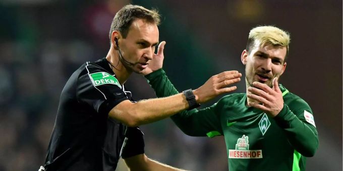 Bremens Spieler Gondorf beschwert sich bei Schiedsrichter Dankert. Bremens Spieler Gondorf beschwert sich bei Schiedsrichter Dankert.