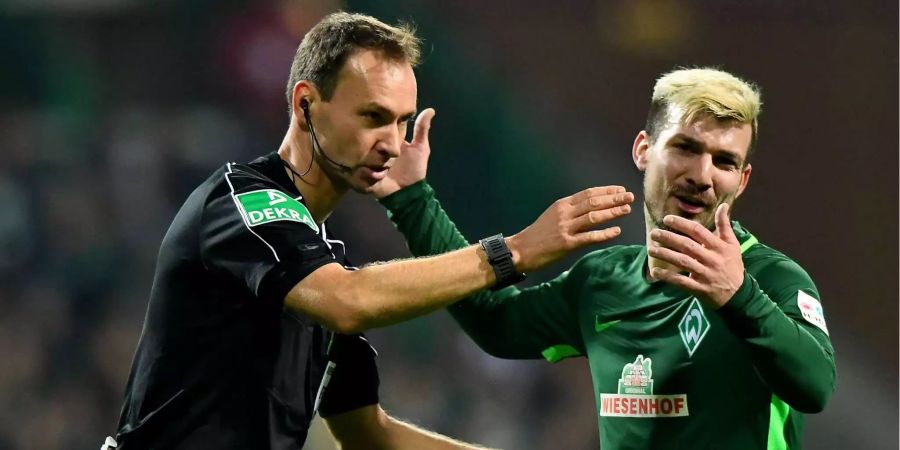 Bremens Spieler Gondorf beschwert sich bei Schiedsrichter Dankert.