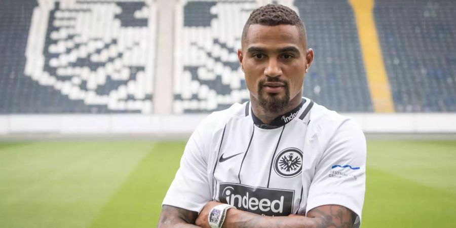 Kevin-Prince Boateng steht Blaise Matuidi bei.