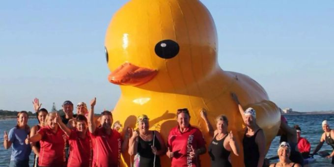 Die Freude über das Auftauchen der Riesen-Ente war bei den Bewohnern von Perth gross. Die Freude über das Auftauchen der Riesen-Ente war bei den Bewohnern von Perth gross.
