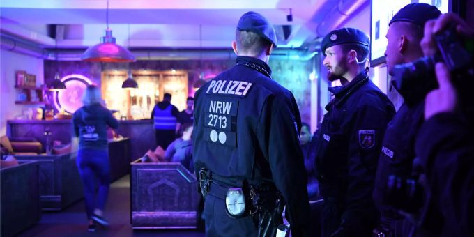 Polizisten stehen in einem Lokal. In der nördlichen Innenstadt gab es eine Razzia in verschiedenen Lokalen, die von der Polizei als Kriminalitätsschwerpunkt bezeichnet werden. Polizisten stehen in einem Lokal. In der nördlichen Innenstadt gab es eine Razzia in verschiedenen Lokalen, die von der Polizei als Kriminalitätsschwerpunkt bezeichnet werden.