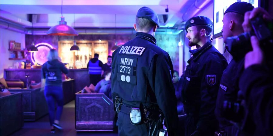 Polizisten stehen in einem Lokal. In der nördlichen Innenstadt gab es eine Razzia in verschiedenen Lokalen, die von der Polizei als Kriminalitätsschwerpunkt bezeichnet werden.