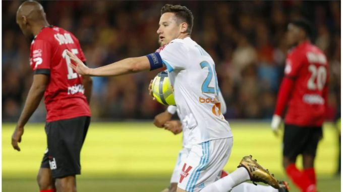 Rückschlag für Olympique Marseille im Rennen um Platz zwei in der Ligue 1: Trotz früher 2:0-Führung gegen Guingamp muss Marseille in Unterzahl mit einem 3:3 vorlieb nehmen. Weil auch Lyon verliert, ist Monaco der Vizemeister-Titel kaum mehr zu nehmen: Die Monegassen treffen im letzten Spiel auf Troyes. Rückschlag für Olympique Marseille im Rennen um Platz zwei in der Ligue 1: Trotz früher 2:0-Führung gegen Guingamp muss Marseille in Unterzahl mit einem 3:3 vorlieb nehmen. Weil auch Lyon verliert, ist Monaco der Vizemeister-Titel kaum mehr zu nehmen: Die Monegassen treffen im letzten Spiel auf Troyes.
