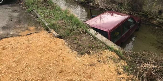 In Thürnen BL ist ein Auto im Bach gelandet. In Thürnen BL ist ein Auto im Bach gelandet.