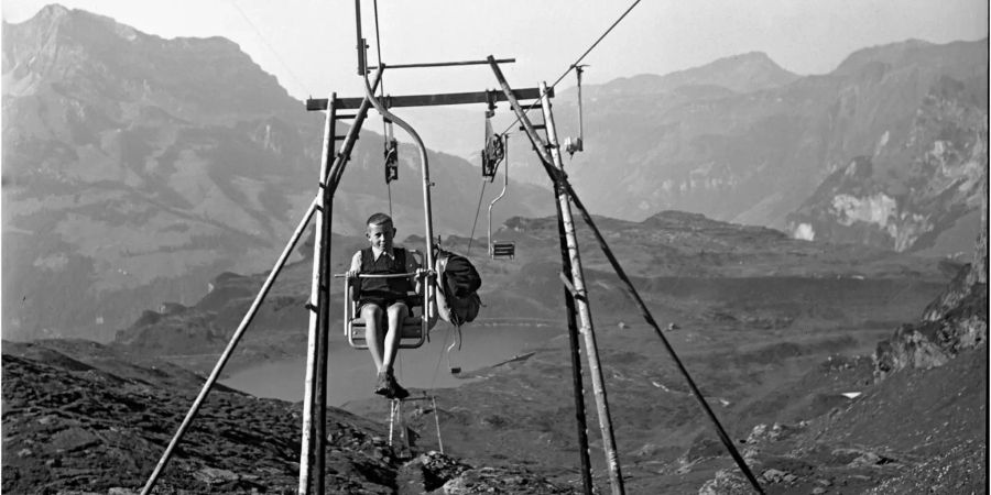 Der erste Sessellift der Schweiz entstand 1944 in Nidwalden. Vom Trübsee zum Jochpass konnten Wanderer in Einersesseln oder in tonnenförmigen Stehkabinen zum Gipfel schweben.