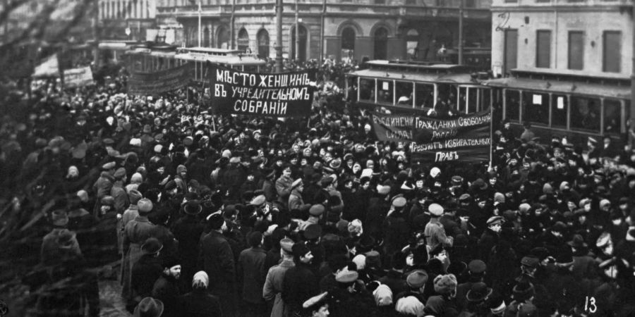 Politische Beteiligung und andere institutionelle Hemmschwellen waren für die Ausbildung der Demokratie weniger wichtig. Die russischen Februarrevolution 1917 beispielsweise, welche die Zarenherrschaft abschaffte, veränderte lediglich die institutionellen Rahmenbedingungen. Für Ziblatt ist jedoch der Zustand und das ideologische Profil der konservativen politischen Parteien ausschlaggebend für den Demokratisierungsprozess.