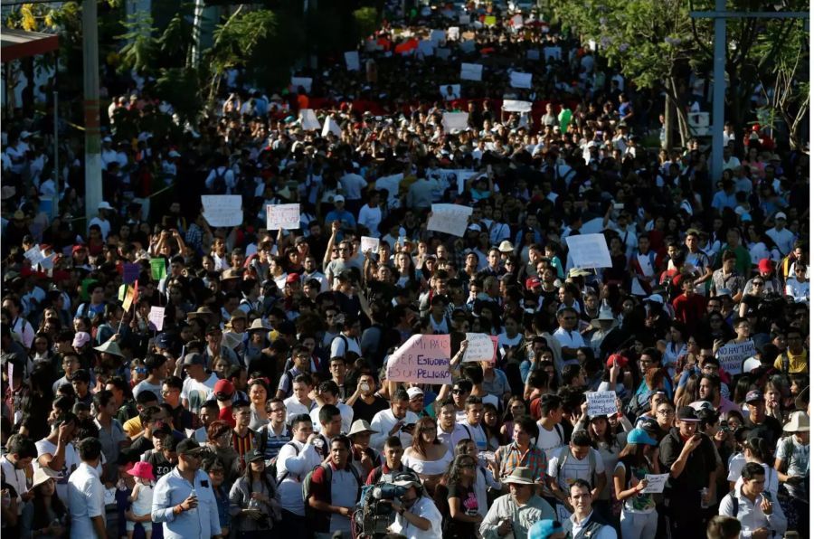 Die Menschen protestieren auf den Strassen gegen die Gewalt.