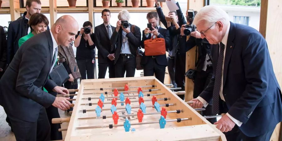 Frank-Walter Steinmeier und Alain Berset informieren sich in der «Smart Living Lab BlueFactory» und spielen dort an einem Töggelikasten.