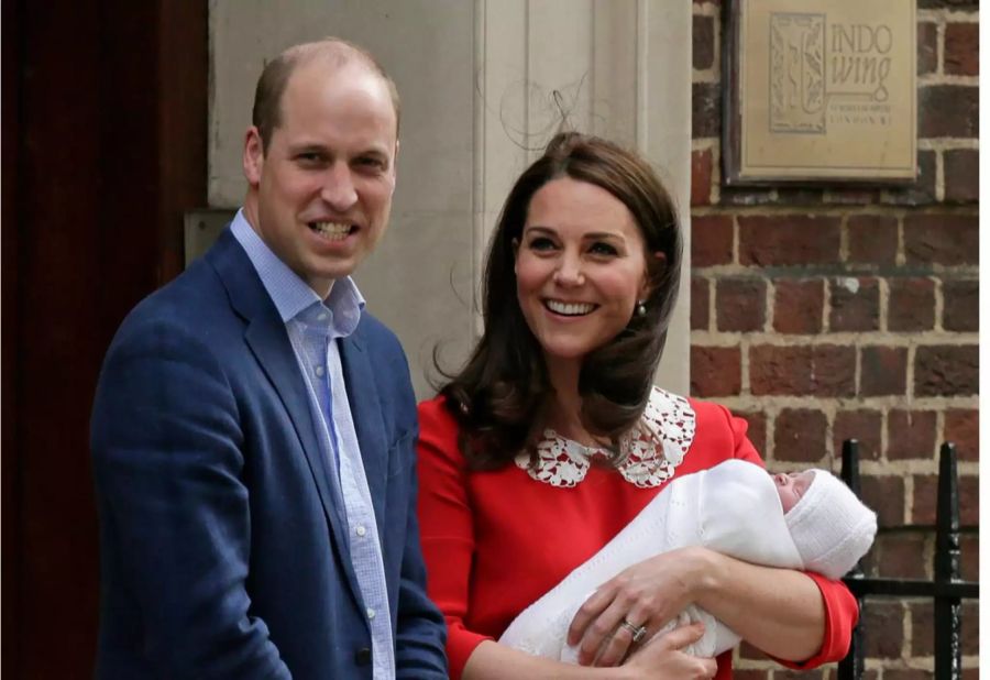 Herzogin Kate, Prinz William und der kleine Prinz Louis verliessen das St. Mary's Hospital noch am Tag der Geburt am 23. April.