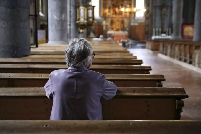 Alleine in der Kirche: In der Schweiz nimmt der Anteil der Gläubigen seit Jahrzehnten ab. Bild: iStock Alleine in der Kirche: In der Schweiz nimmt der Anteil der Gläubigen seit Jahrzehnten ab. Bild: iStock