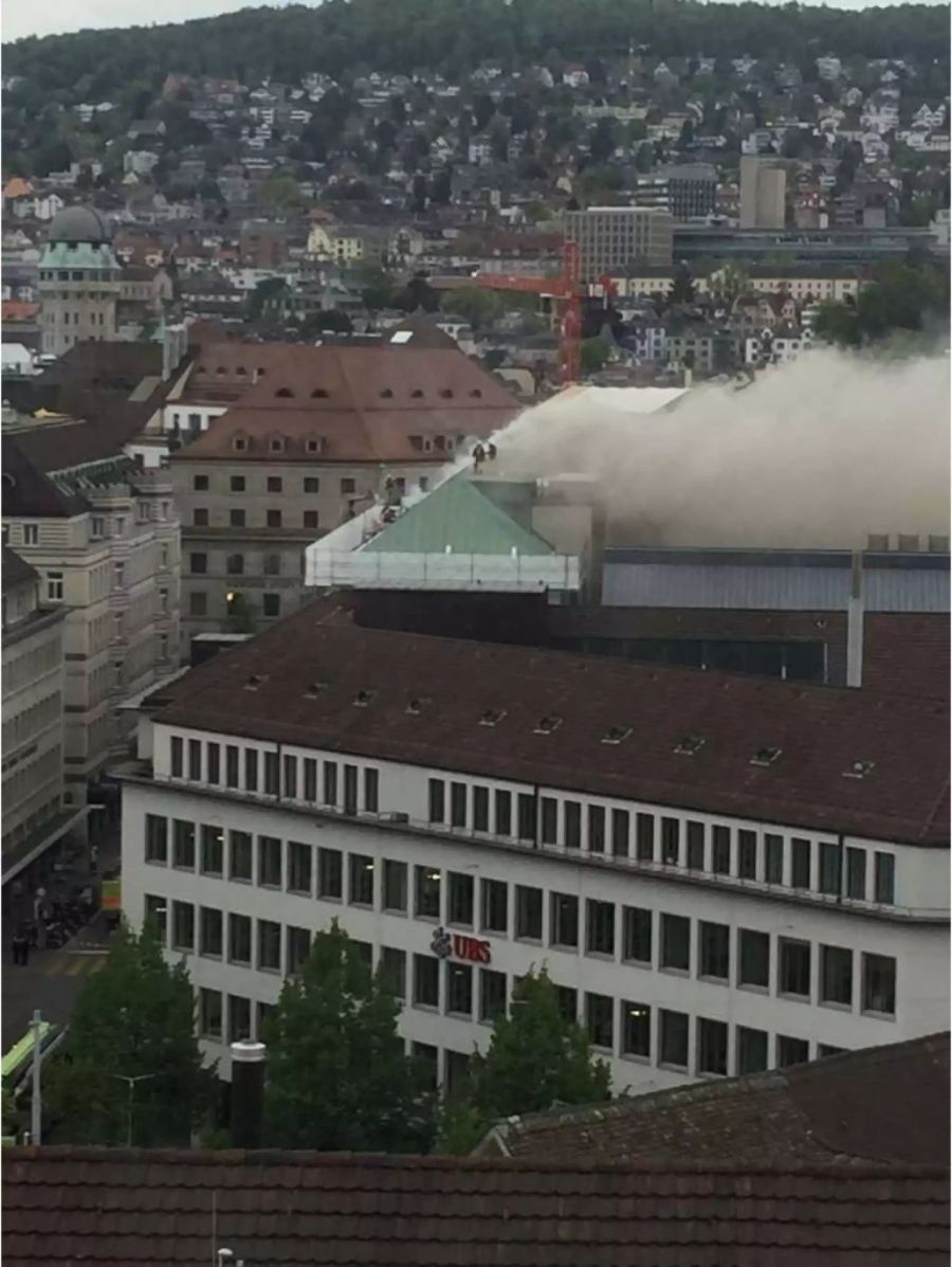 Das UBS-Gebäude im kreis 1 in Zürich brennt.