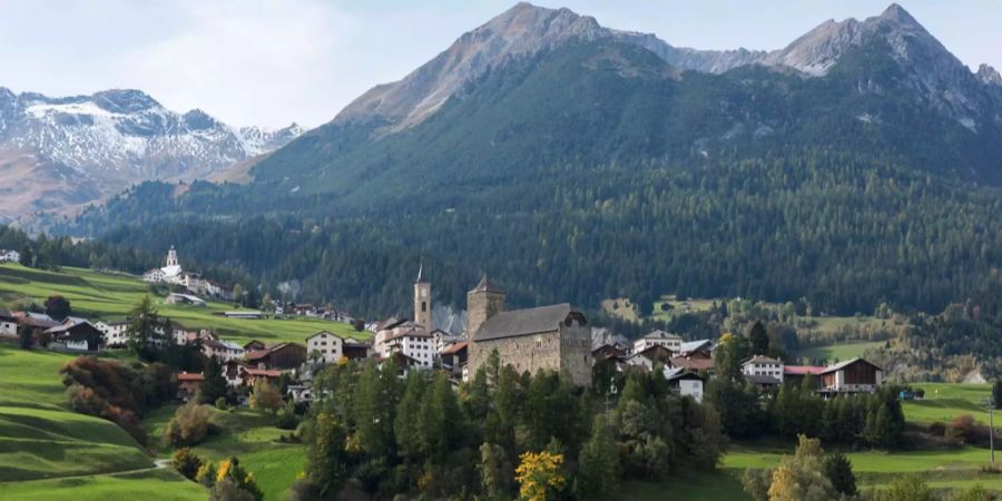 Das Bündner Bergdorf Riom auf 1257 Meter über Meer, ist diesen Sommer Hauptschauplatz eines der grössten Kulturfestivals des Alpenraums.