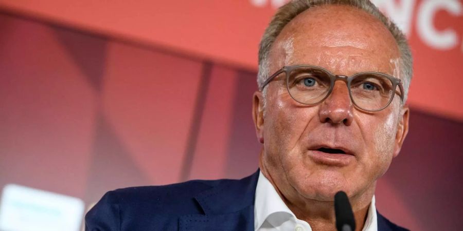 Karl-Heinz Rummenigge an einer Pressekonferenz.