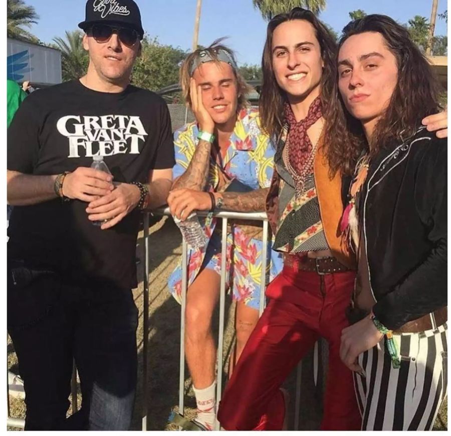 Pop-Bengel Justin Bieber (2.v.l.) feiert am Coachella-Festival in der kalifornischen Wüste.