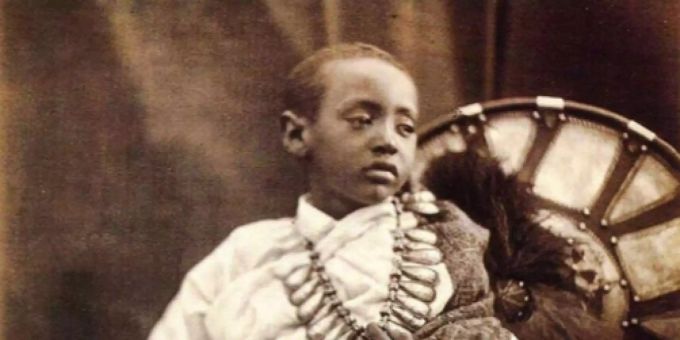 Ein Foto des Prinzen Alemayehu aus dem Jahr 1968. Ein Foto des Prinzen Alemayehu aus dem Jahr 1968.