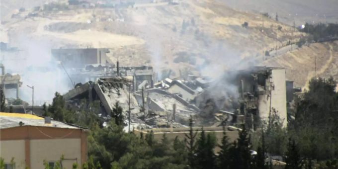 Rauch steigt auf über dem Forschungszentrum in Barsah, das bei Angriffen der USA, Grossbritannien und Frankreich stark beschädigt wurde. Die drei westlichen UN-Vetomächte haben in der Nacht zu Samstag mit Militärschlägen gegen Syrien begonnen. Rauch steigt auf über dem Forschungszentrum in Barsah, das bei Angriffen der USA, Grossbritannien und Frankreich stark beschädigt wurde. Die drei westlichen UN-Vetomächte haben in der Nacht zu Samstag mit Militärschlägen gegen Syrien begonnen.