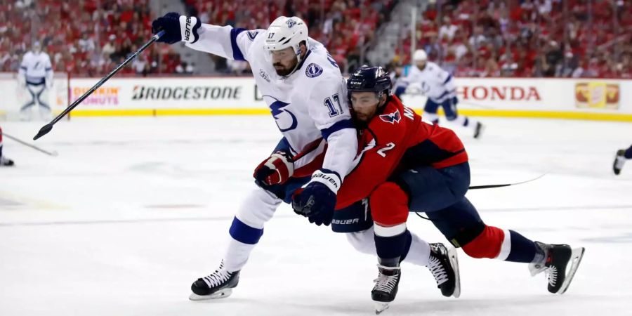 Tampa Bays Alex Killorn im Zweikampf mit Washingtons Matt Niskanen.