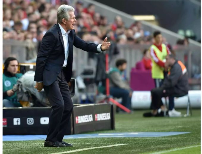 Trainer Heynckes dirigiert seine Mannschaft an der Seitenlinie. Trainer Heynckes dirigiert seine Mannschaft an der Seitenlinie.