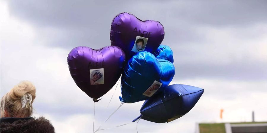 Auf einigen Ballons war ein Foto des Jungen abgedruckt.