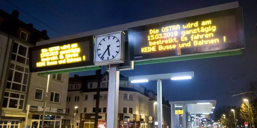 In Niedersachsen wird auch auf den Anzeigen der Stadtbahn auf den Streik hingewiesen.